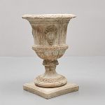 1047 1379 GARDEN URN